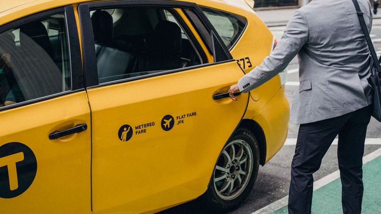 Uber and Lyft Insurance Coverage by App Status in 2026 illustration